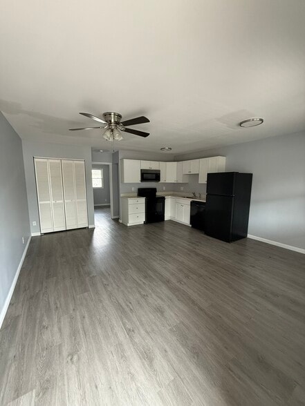 1100-1130 S Weinbach Ave, Evansville, IN à vendre - Photo intérieure – Image 2 sur 10