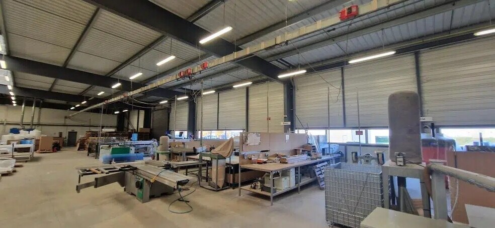 Local d’activités dans Ifs à louer - Photo intérieure – Image 2 sur 2