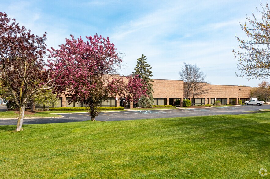 37840-37890 Interchange Drive, Farmington Hills, MI à vendre - Photo de l’immeuble – Image 3 sur 8