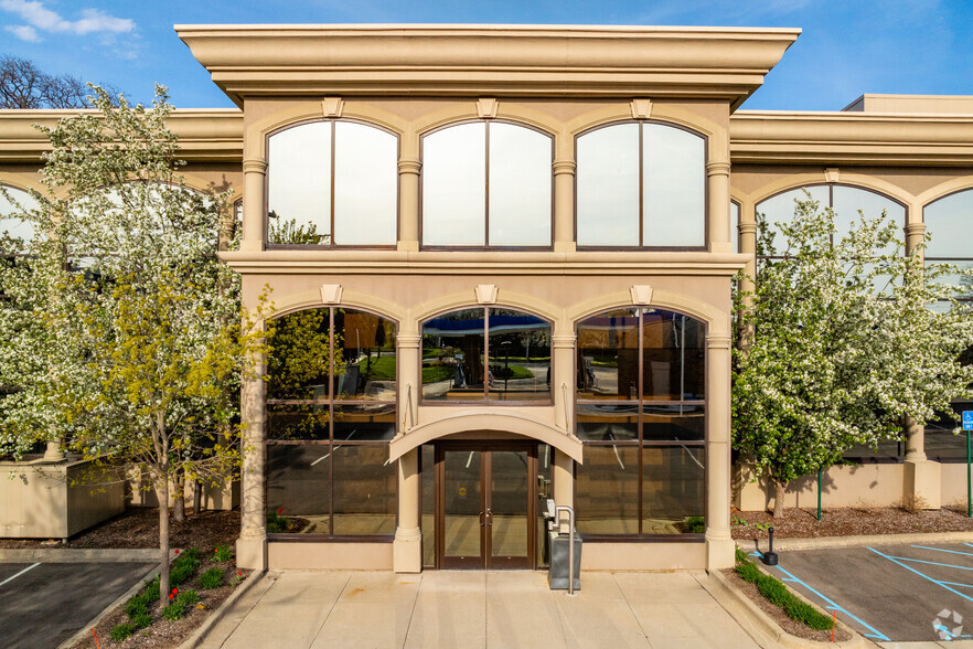 21 E Long Lake Rd, Bloomfield Hills, MI à louer - Photo de l’immeuble – Image 3 sur 6