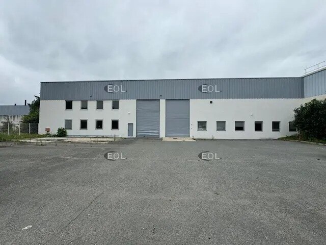 Local d’activités dans Plaisir à louer - Photo de l’immeuble – Image 1 sur 5