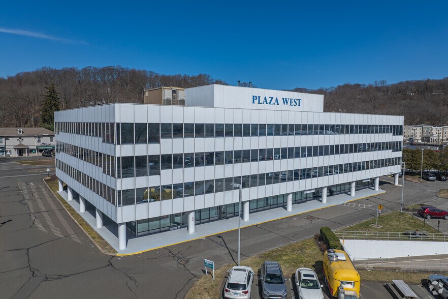 100 Mill Plain Rd, Danbury, CT à vendre - Photo principale – Image 1 sur 18