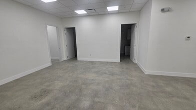 850 NW 42nd Ave, Miami, FL à louer Photo intérieure– Image 2 sur 5