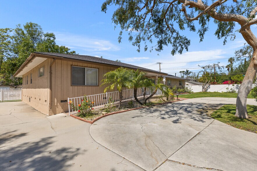 13021 Hewes Ave, North Tustin, CA à vendre - Photo de l’immeuble – Image 3 sur 31