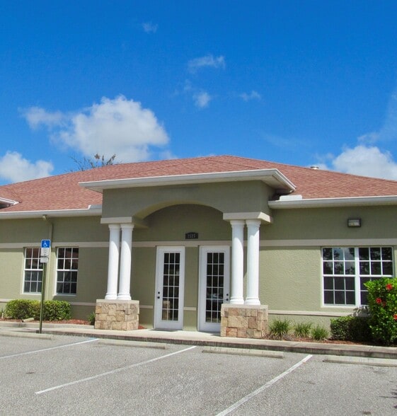 2527 Seven Springs Blvd, New Port Richey, FL à vendre - Photo de l’immeuble – Image 1 sur 16