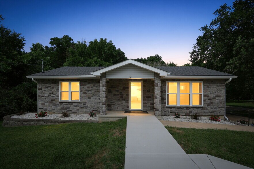 535 Elm St, Hillsboro, MO à vendre - Photo principale – Image 1 sur 59