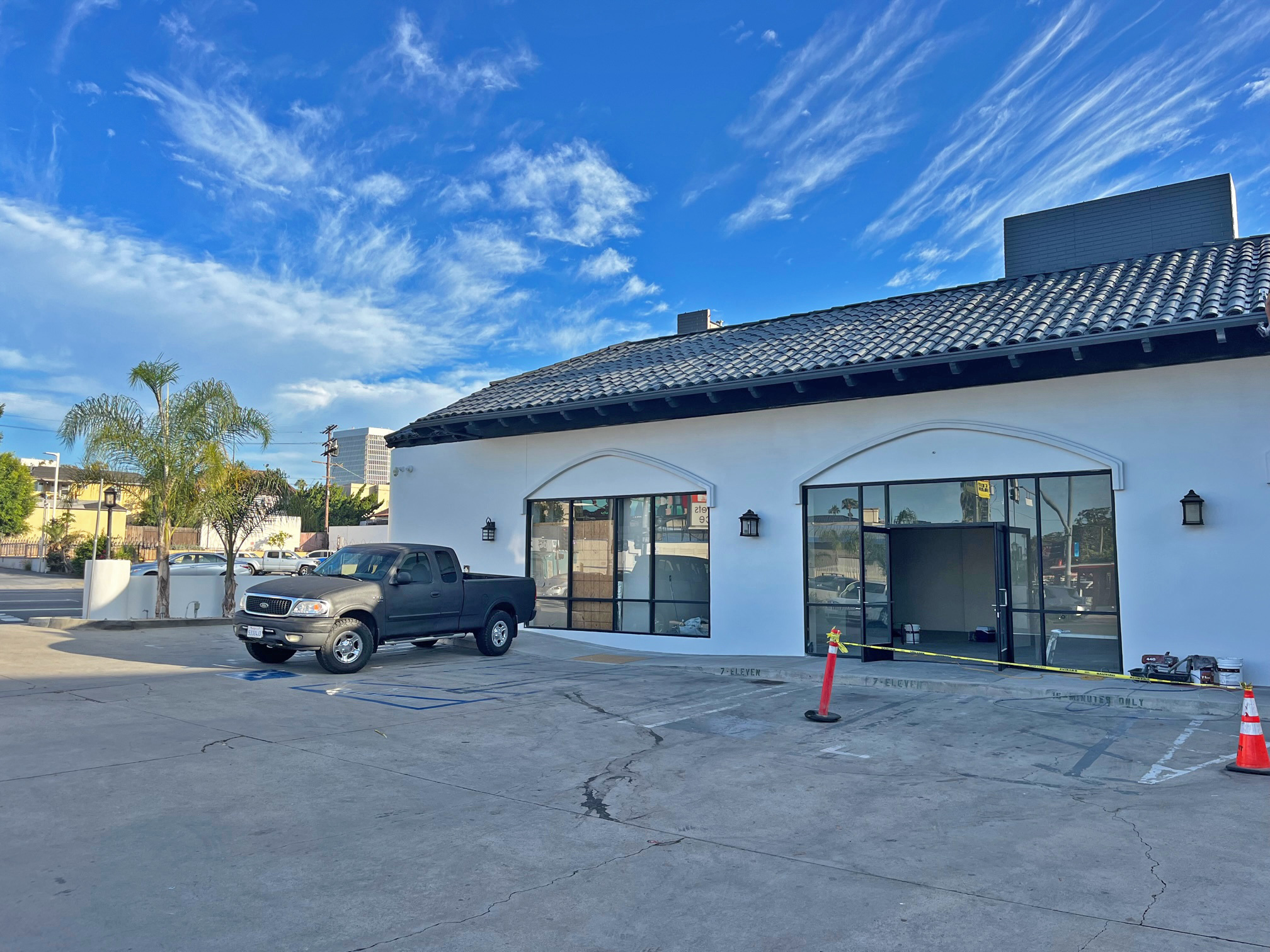 5273-5279 W Olympic Blvd, Los Angeles, CA à louer Photo de l’immeuble– Image 1 sur 4
