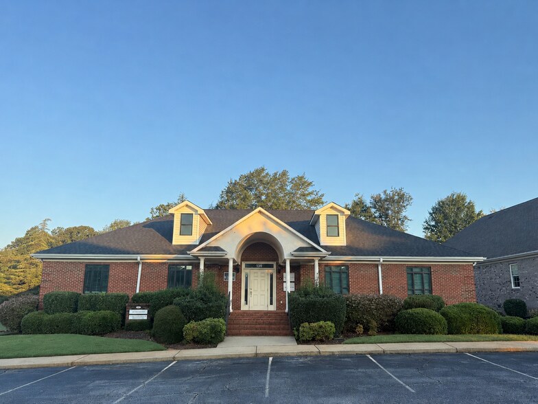 138 Milestone Way, Greenville, SC à louer - Photo de l’immeuble – Image 1 sur 9