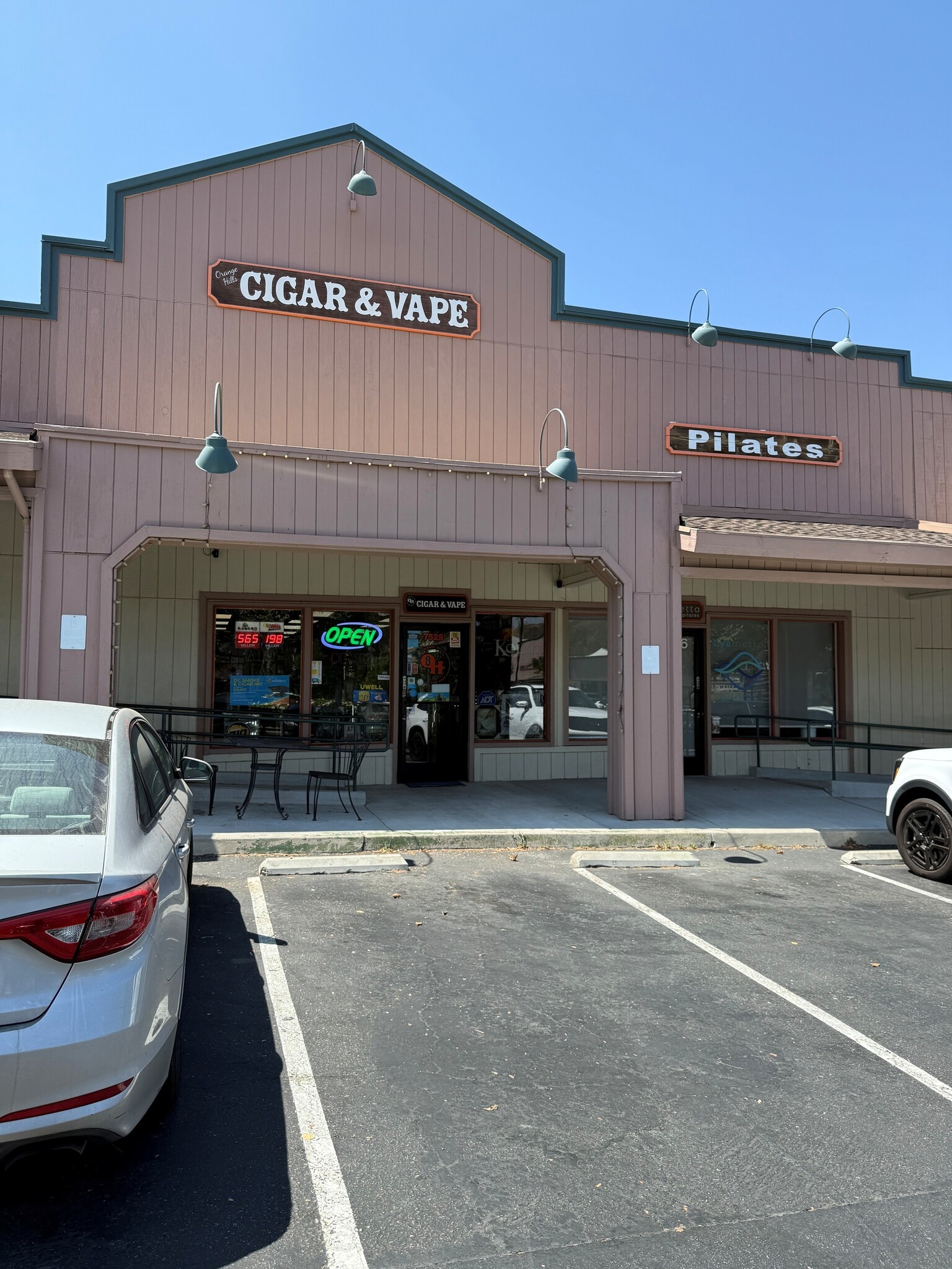 7520-7626 E Chapman Ave, Orange, CA à louer Photo de l’immeuble– Image 1 sur 3