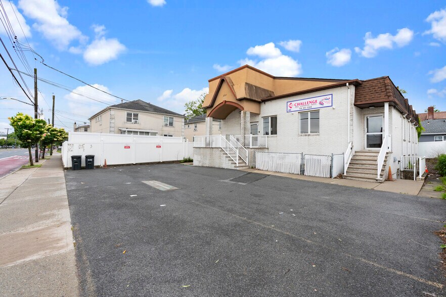 2707 Hylan Blvd, Staten Island, NY à louer - Photo de l’immeuble – Image 2 sur 41