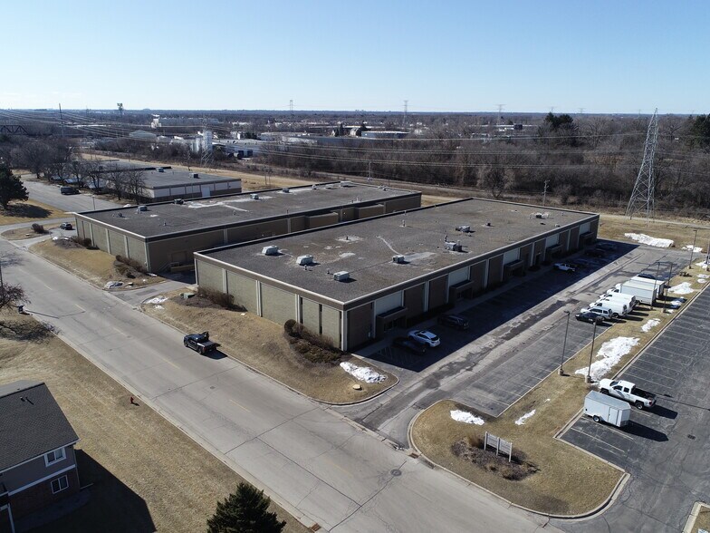 6575-6637 N Sidney Pl, Glendale, WI à louer - Photo de l’immeuble – Image 3 sur 15