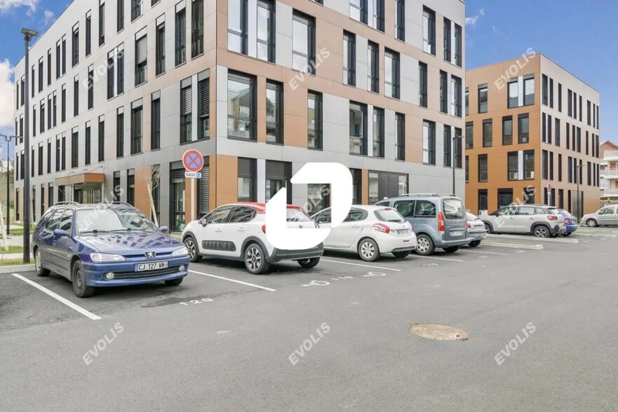 Bureau dans Lieusaint à louer - Photo de l’immeuble – Image 1 sur 14