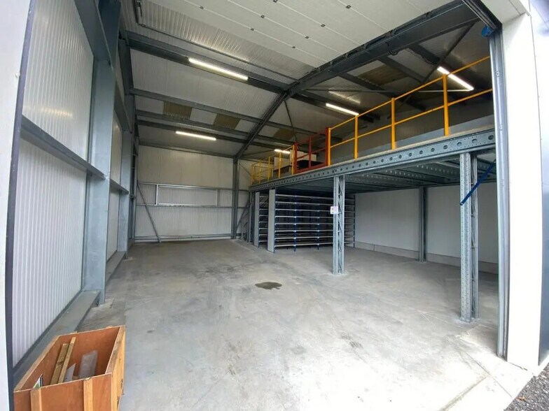 Industriel/Logistique dans Les Villages Vovéens à louer - Photo de l’immeuble – Image 3 sur 11