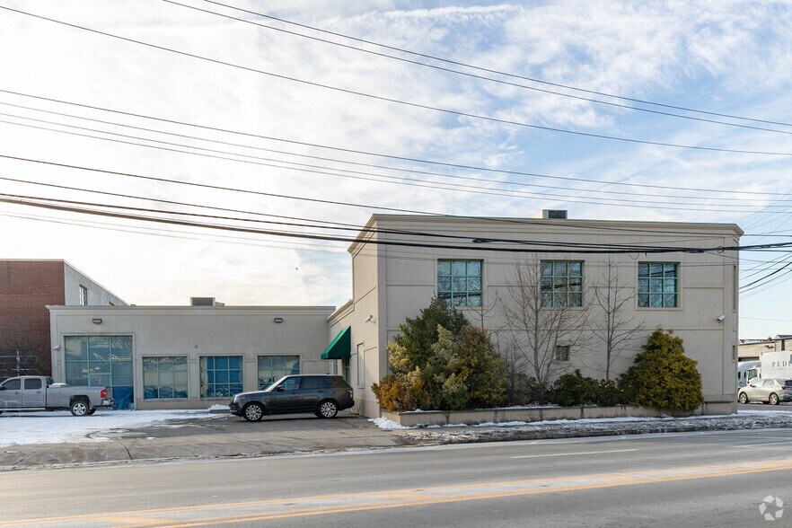 115 Herricks Rd, New Hyde Park, NY à vendre - Photo de l’immeuble – Image 2 sur 9