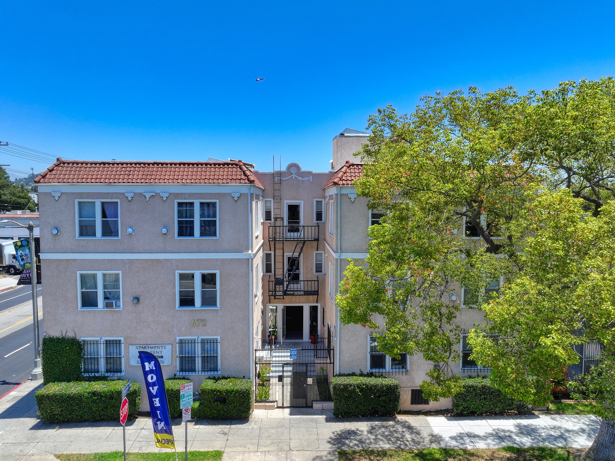 672 N Kenmore Ave, Los Angeles, CA à vendre Photo de l’immeuble– Image 1 sur 18