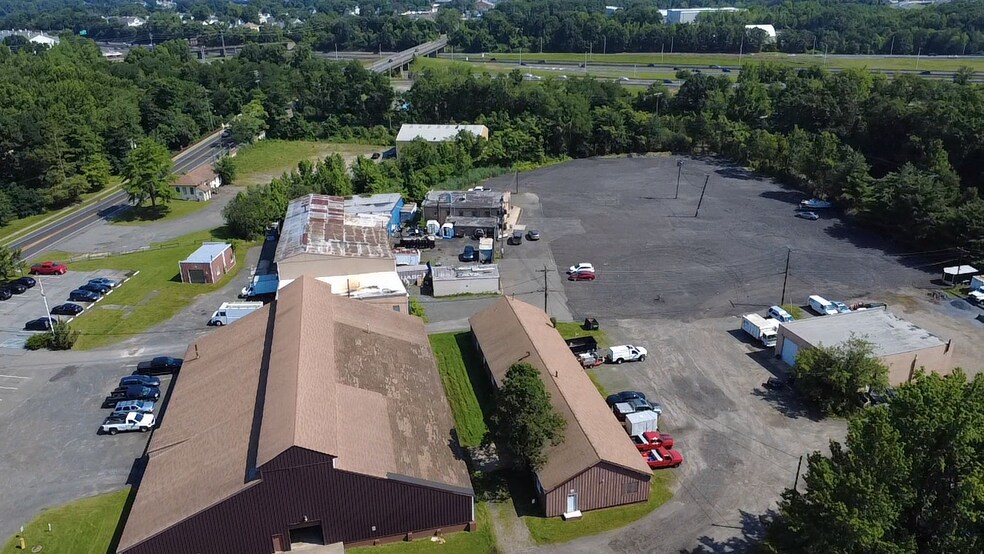 740 Lloyd Rd, Aberdeen, NJ à louer - Photo de l’immeuble – Image 2 sur 9