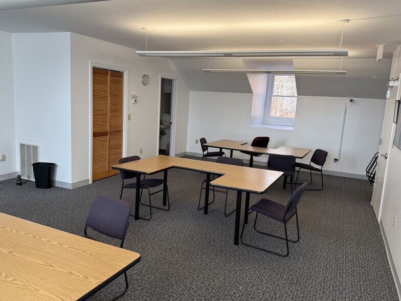 95-127 Fenn Rd, Newington, CT à louer - Photo de l’immeuble – Image 2 sur 6