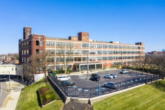 2450 W Hunting Park Ave, Philadelphia, PA à louer Photo de l’immeuble– Image 1 sur 7