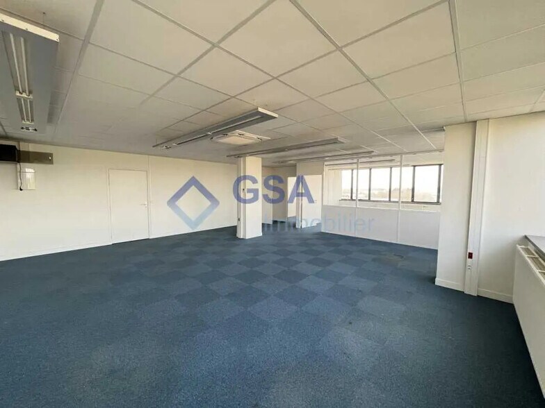 Bureau dans Évry-Courcouronnes à louer - Photo de l’immeuble – Image 2 sur 5