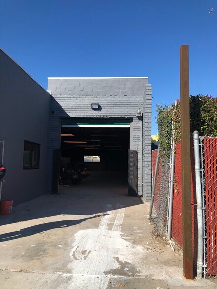 9515 California Ave, South Gate, CA à louer - Photo de l’immeuble – Image 2 sur 15