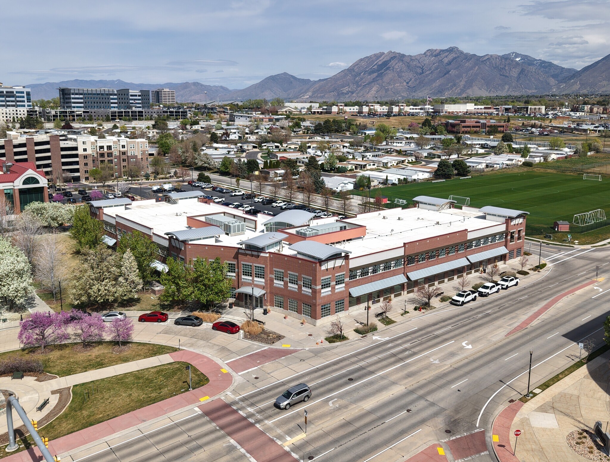 126 W Sego Lily Dr, Sandy, UT à louer Photo principale– Image 1 sur 13