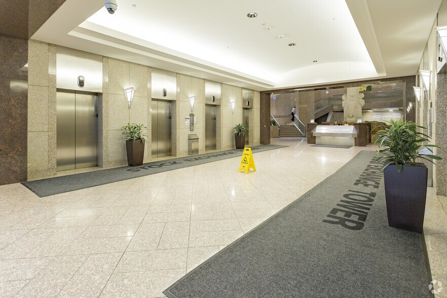 300 5th Ave SW, Calgary, AB à louer - Hall d’entrée – Image 3 sur 5