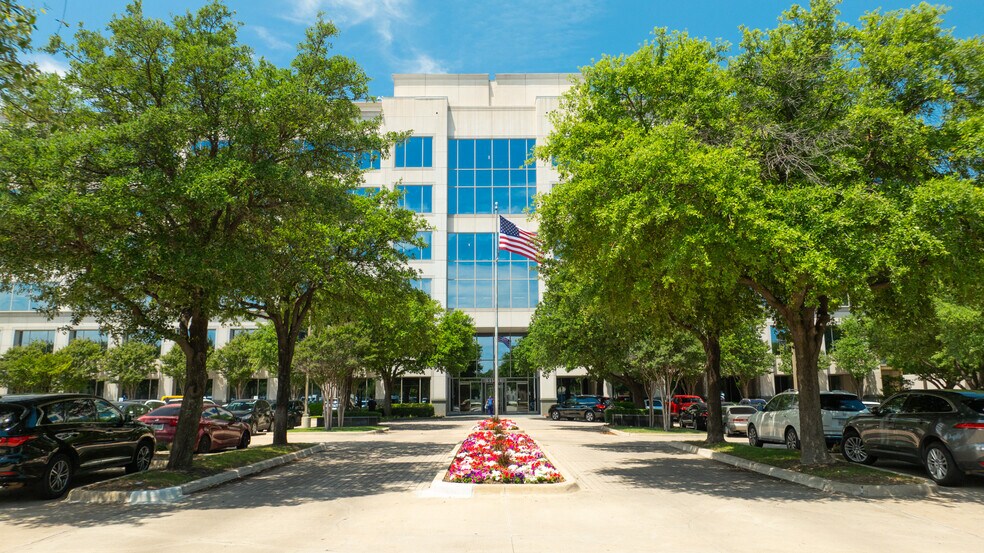 11511 Luna Rd, Dallas, TX à louer - Photo de l’immeuble – Image 3 sur 12