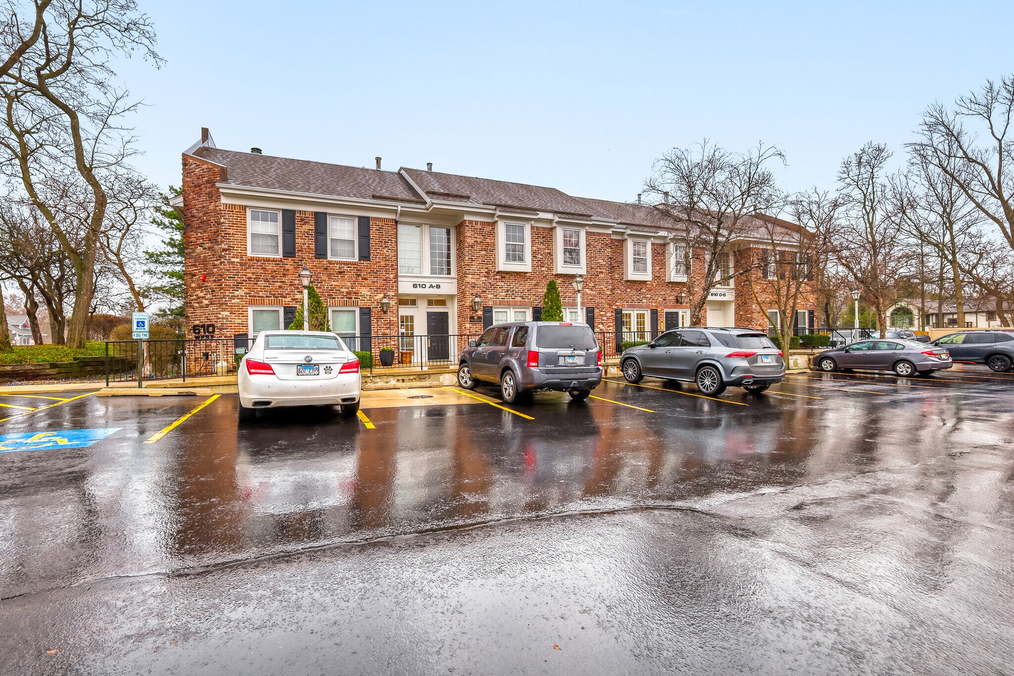 610 W Roosevelt Rd, Wheaton, IL à louer Photo principale– Image 1 sur 15