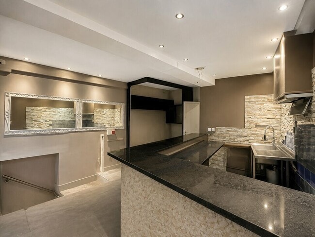 Plus de détails pour Local commercial à vendre