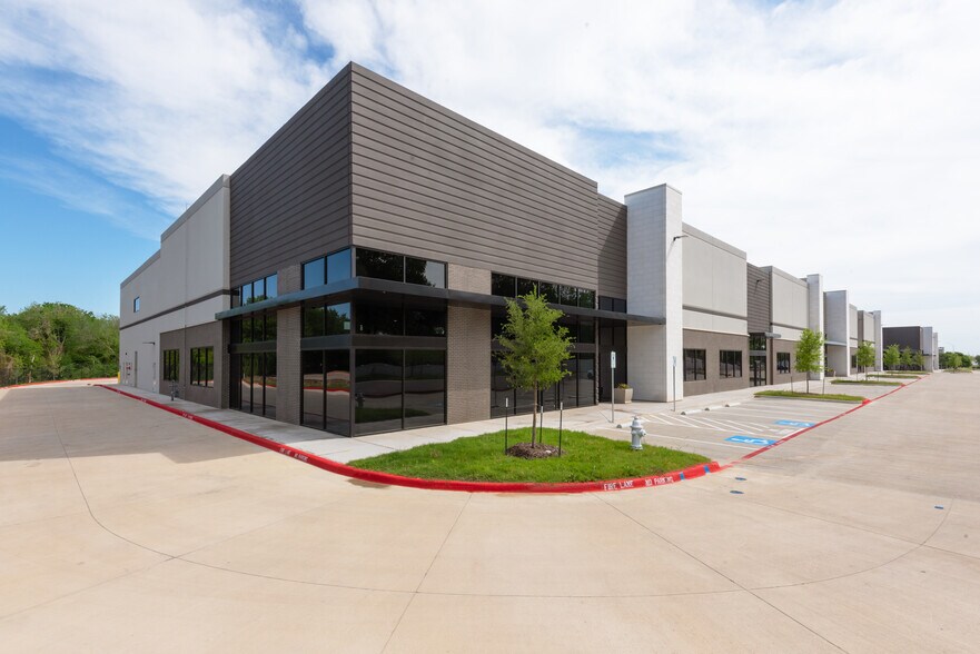 420 Oakbend Dr, Lewisville, TX à vendre - Photo principale – Image 1 sur 5