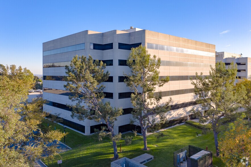 900 Corporate Center Dr, Monterey Park, CA à louer - Photo de l’immeuble – Image 3 sur 15