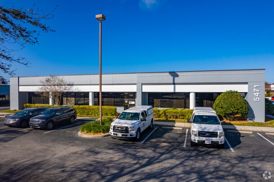 5471 W Waters Ave, Tampa, FL à louer - Photo de l’immeuble – Image 2 sur 9