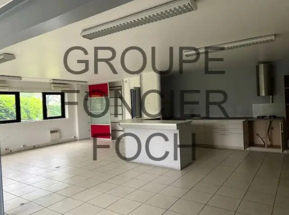 Local d’activités dans Genas à louer - Photo de l’immeuble – Image 2 sur 9