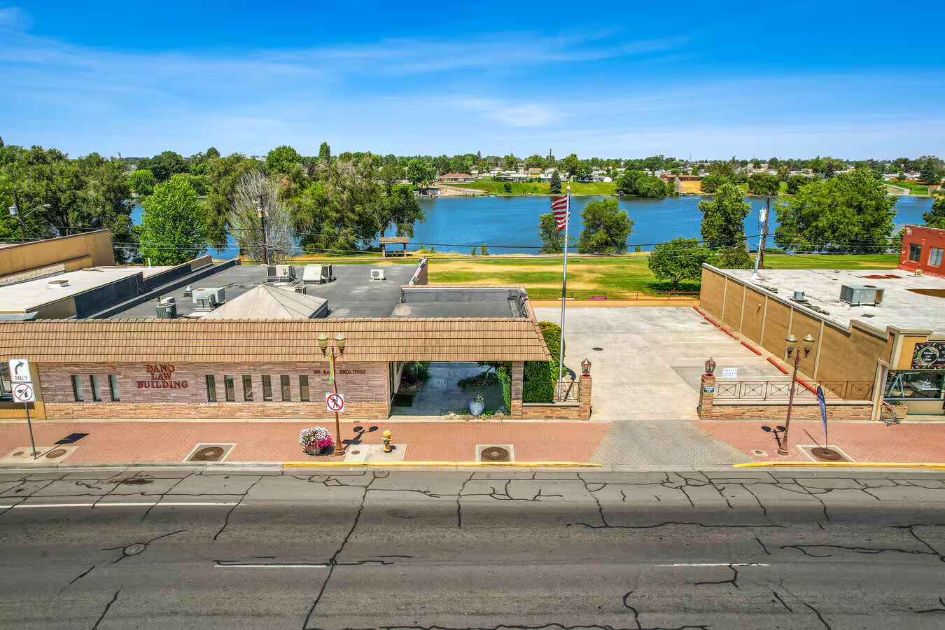 100 E Broadway Ave, Moses Lake, WA à louer Photo de l’immeuble– Image 1 sur 41