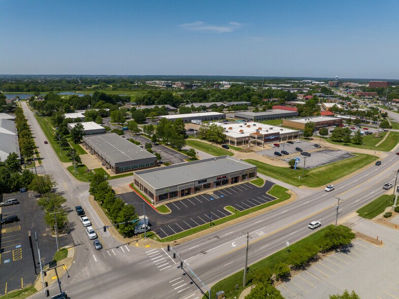 1700 SW Commerce Dr, Bentonville, AR à louer - Aérien – Image 2 sur 4