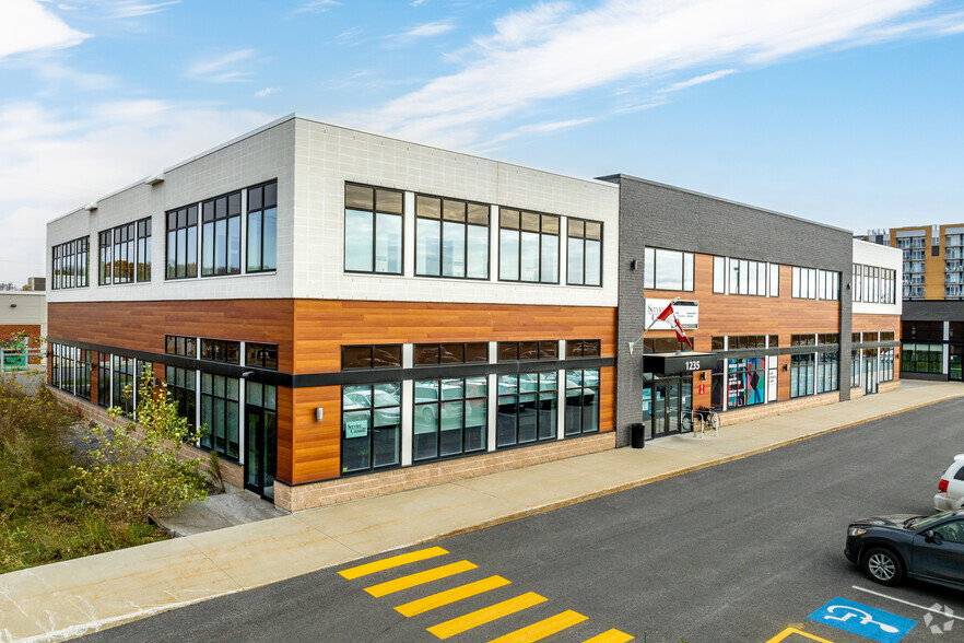 1235 Rue Douglas, St-Jean, QC à louer - Photo de l’immeuble – Image 3 sur 5