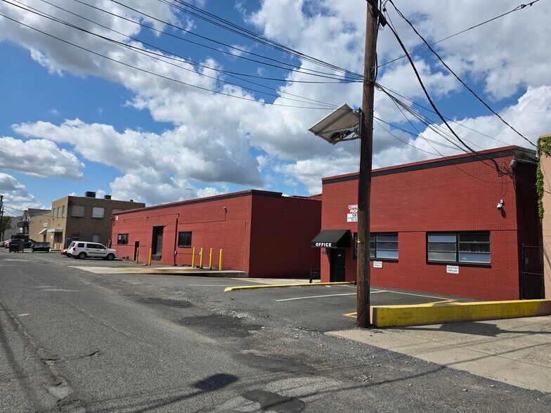 239 Commercial Ave, Palisades Park, NJ à louer - Photo de l’immeuble – Image 2 sur 9