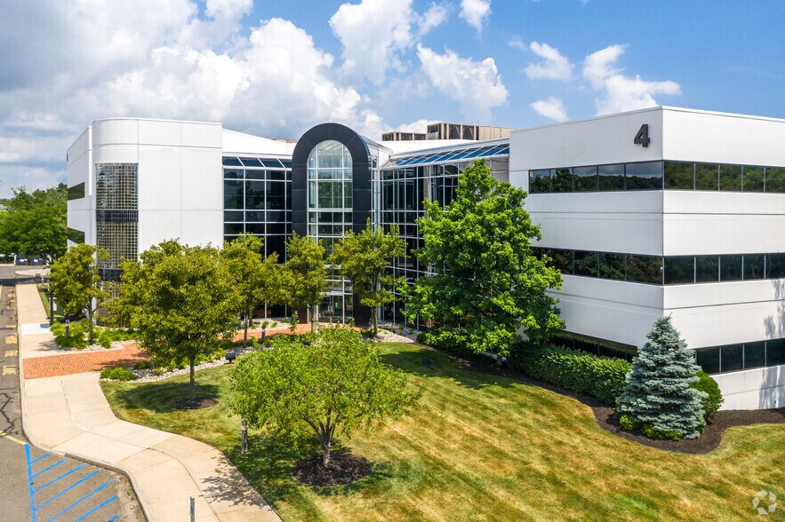 4 Industrial Way W, Eatontown, NJ à louer - Photo de l’immeuble – Image 3 sur 8