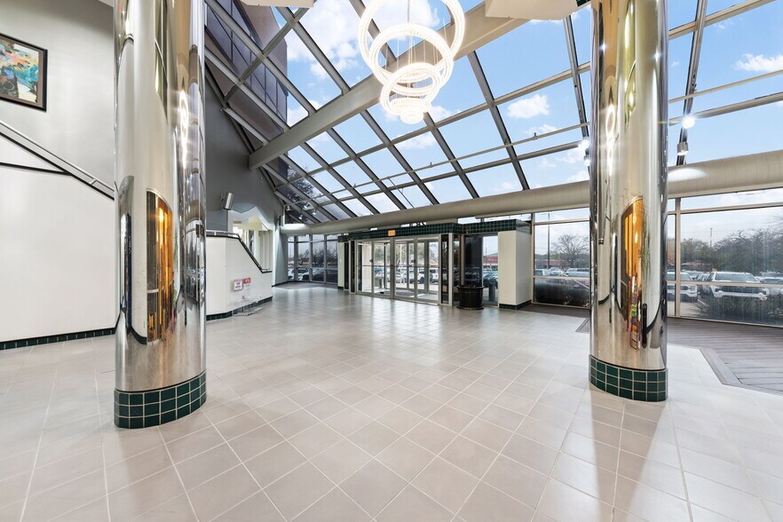 2828 E Trinity Mills Rd, Carrollton, TX à vendre - Hall d’entrée – Image 2 sur 36