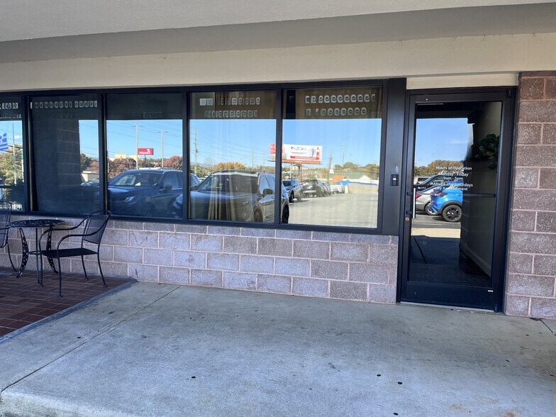 1025 Brevard Rd, Asheville, NC à louer - Photo de l’immeuble – Image 2 sur 8