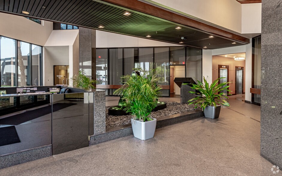 1555 Palm Beach Lakes Blvd, West Palm Beach, FL à louer - Hall d’entrée – Image 3 sur 22