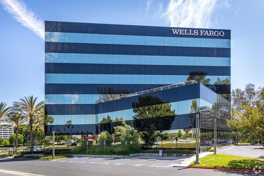 4590 MacArthur Blvd, Newport Beach, CA à louer - Photo de l’immeuble – Image 1 sur 8