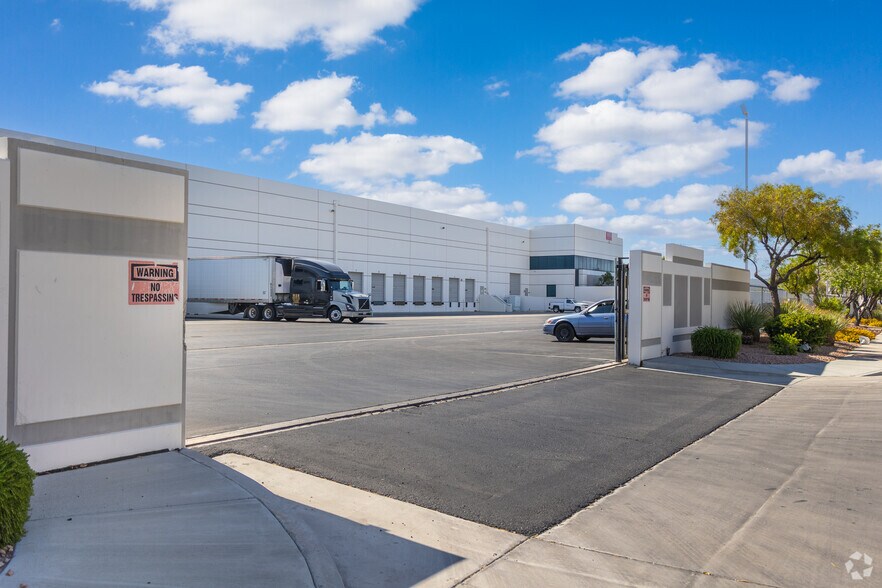 4900 Engineers Way, North Las Vegas, NV à louer - Photo de l’immeuble – Image 2 sur 3