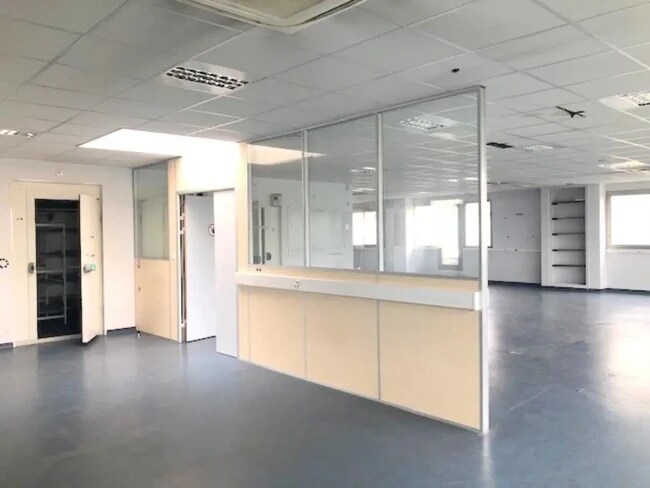 Plus de détails pour Rue Des Dames, Les Clayes-sous-Bois - Bureau/Local commercial à louer