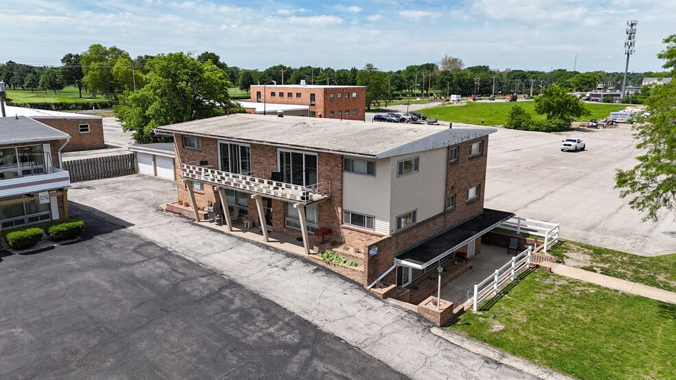 221 Robinhood Ln, Bloomington, IL à vendre - Photo de l’immeuble – Image 1 sur 7
