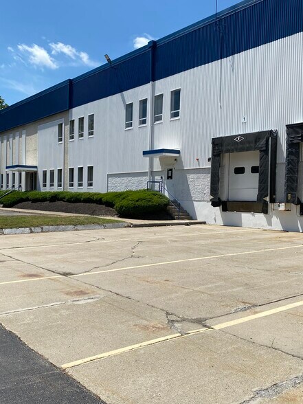 33 Suffolk Rd, Mansfield, MA à louer - Photo de l’immeuble – Image 2 sur 4