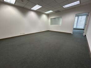 5940 W Touhy Ave, Niles, IL à louer Photo de l’immeuble– Image 1 sur 2