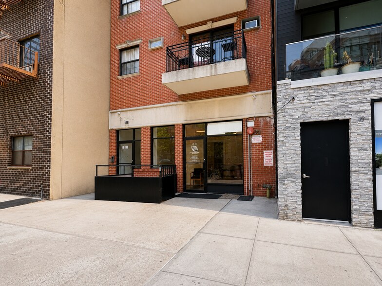 27-11 Astoria Blvd, Astoria, NY à louer - Photo principale – Image 1 sur 1