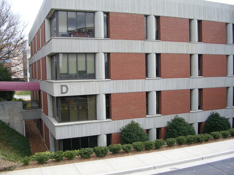 993 Johnson Ferry Rd NE, Atlanta, GA à louer - Photo de l’immeuble – Image 2 sur 4