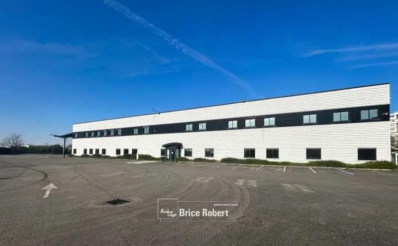 Local d'activités dans Saint-Priest à vendre - Photo de l’immeuble – Image 1 sur 6